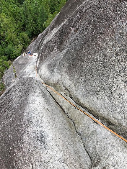 Squamish climbing Canada - Climbing at Squamish: the route Skywalker, the first pitches on The Fork