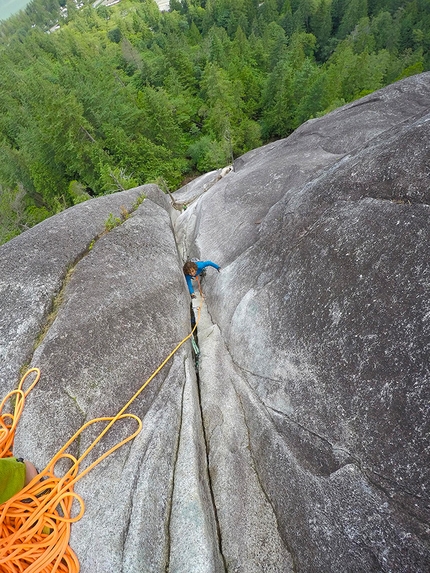 Squamish climbing Canada - Climbing at Squamish: Cecilia Marchi on the route Skywalker