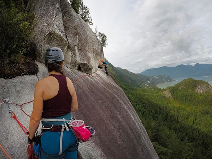 Squamish climbing Canada - Climbing at Squamish: on the upper section of Skywalker