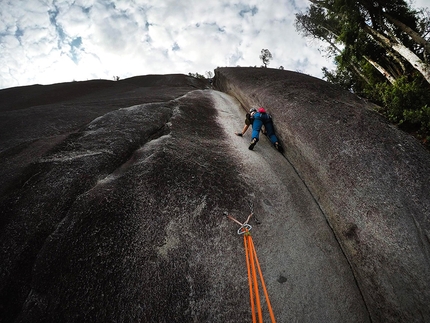 Squamish climbing Canada - Climbing at Squamish: the The Flume pitch of Skywalker