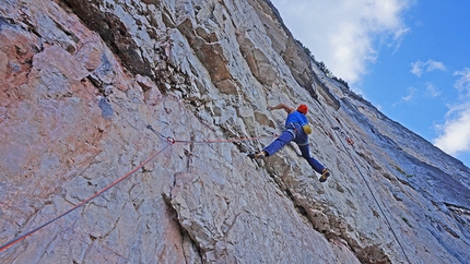 50Special, Val Trementina, Paganella - Luca Giupponi in RP del quarto tiro sul passo chiave di 50Special, Val Trementina (Paganella)