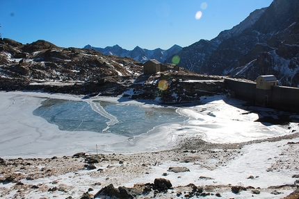 La traversata delle Valli di Lanzo, Valle dell'Orco, Valle di Viù - La traversata delle Valli di Lanzo: la diga dietro la torre (2366m)