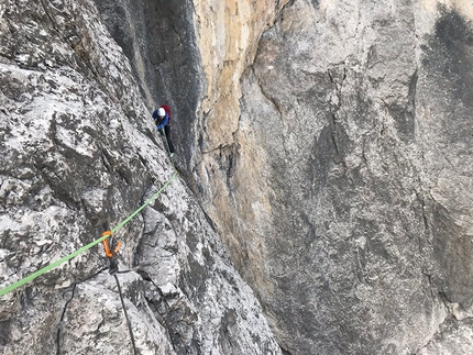 Laserz, Dolomiti di Lienz, Lisi Steurer - Direkte Laserz-Nordwand, Laserz, Dolomiti di Lienz: Christine Regoutz sul traverso delicato nella parte bassa della via