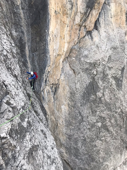 Laserz, Lienz Dolomites, Lisi Steurer - Direkte Laserz-Nordwand, Laserz, Lienz Dolomites: Christine Regoutz on the delicate traverse on the lower section of the climb