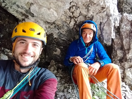 Pale di San Martino Dolomiti - Stefano Menegardi e Emanuele Menegardi al riparo nella grotta durante l'apertura di Via quota 100, Pala di San Bartolomeo, Pale di San Martino, Dolomiti