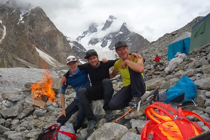 Black Tooth, Karakorum, Simon Messner, Martin Sieberer - Philipp Brugger, Martin Sieberer e Simon Messner a campo base dopo la prima salita di Black Tooth, Karakorum, 07/2019