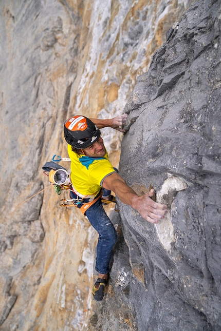 Eiger La Vida es Silbar - Roger Schaeli making the long moves on the crux 7c+ pitch of La Vida es Silbar, Eiger