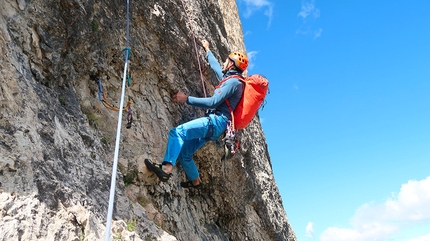 Sassolungo Dolomiti - Sassolungo Dolomiti: Matteo Vinatzer durante l'apertura di Parole Sante sulla parete nord (Aaron Moroder, Titus Prinoth, Matteo Vinatzer 1050m, VIII/A1)