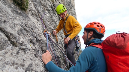 Sassolungo Dolomiti - Sassolungo Dolomiti: Titus Prinoth e Matteo Vinatzer durante l'apertura di Parole Sante sulla parete nord (Aaron Moroder, Titus Prinoth, Matteo Vinatzer 1050m, VIII/A1)