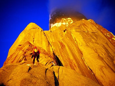 Slovenian pataGOnia 2005 expedition, Silvo Karo, Andrej Grmovsek, Tanja Grmovsek, Monika Kambic Mali - Il Cerro Torre nel sole dopo la ritirata della cordata femminile.