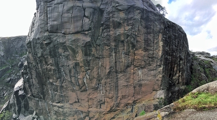 Pete Whittaker Recovery Drink - Profilveggen wall at Jøssingfjord in Norway, which hosts a series of difficult trad climbs including Recovery Drink, freed by Nicolas Favresse in 2013 and repeated by Daniel Jung (2018) and Pete Whittaker (2019)