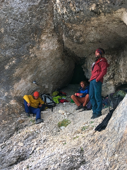 Marmolada Dolomiti, Colombo lunatico, Nicolò Geremia, Thomas Gianola - Thomas Gianola (giacca gialla), Jacopo Nicolussi (giacca rossa) e Carlo Ferro (giacca blu) durante l'apertura di Colombo lunatico sulla parete sud della Marmolada in Dolomiti (Nicolò Geremia, Thomas Gianola 2019)