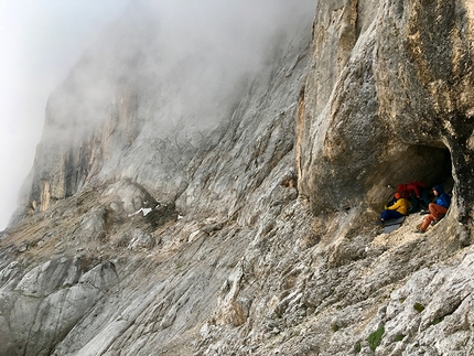 Marmolada Dolomiti, Colombo lunatico, Nicolò Geremia, Thomas Gianola - Nella nicchia durante l'apertura di Colombo lunatico sulla parete sud della Marmolada in Dolomiti (Nicolò Geremia, Thomas Gianola 2019)