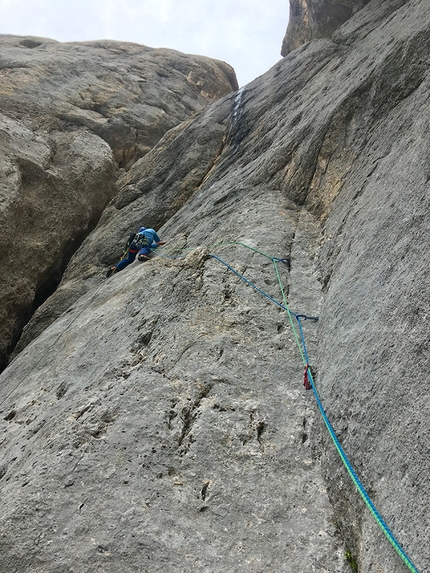 Marmolada Dolomiti, Colombo lunatico, Nicolò Geremia, Thomas Gianola - Thomas Gianola apre i primi tiri di Colombo lunatico sulla parete sud della Marmolada in Dolomiti (Nicolò Geremia, Thomas Gianola 2019)