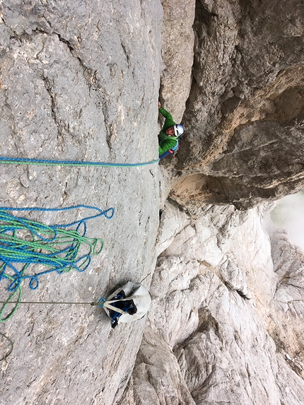 Marmolada Dolomiti, Colombo lunatico, Nicolò Geremia, Thomas Gianola - Thomas Gianola sale da secondo durante l'apertura di Colombo lunatico sulla parete sud della Marmolada in Dolomiti (Nicolò Geremia, Thomas Gianola 2019)