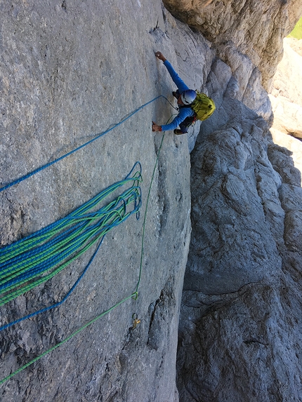 Marmolada Dolomiti, Colombo lunatico, Nicolò Geremia, Thomas Gianola - Thomas Gianola da secondo durante l'apertura di Colombo lunatico sulla parete sud della Marmolada in Dolomiti (Nicolò Geremia, Thomas Gianola 2019)