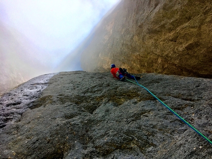 Marmolada Dolomiti, Colombo lunatico, Nicolò Geremia, Thomas Gianola - Durante l'apertura di Colombo lunatico sulla parete sud della Marmolada in Dolomiti (Nicolò Geremia, Thomas Gianola 2019)