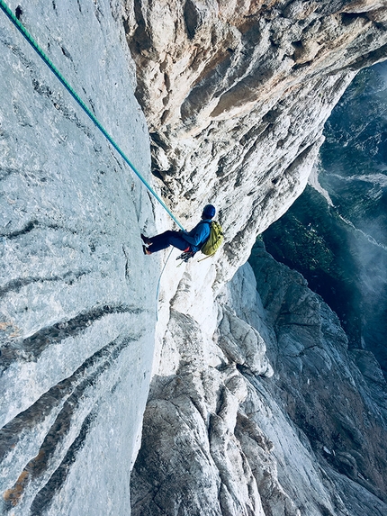 Marmolada Dolomiti, Colombo lunatico, Nicolò Geremia, Thomas Gianola - Thomas Gianola si cala durante l'apertura con Nicolò Geremia di Colombo lunatico sulla parete sud della Marmolada in Dolomiti