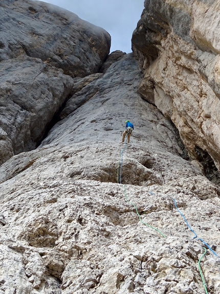 Marmolada Dolomiti, Colombo lunatico, Nicolò Geremia, Thomas Gianola - Durante l'apertura di Colombo lunatico sulla parete sud della Marmolada in Dolomiti (Nicolò Geremia, Thomas Gianola 2019)