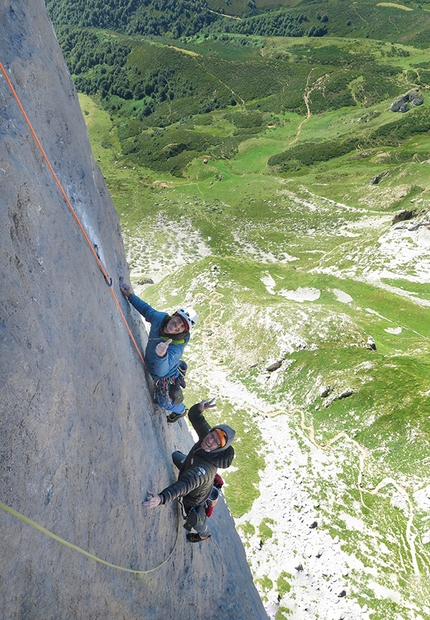 Picos de Europa, Tiro Pedabejo - Making the first ascent of Dardara up Tiro Pedabejo, Picos de Europa (Iker Pou, Kico Cerda, Ion Gurutz)