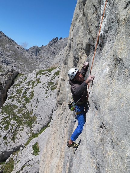 Picos de Europa, Tiro Pedabejo - L'apertura di Dardara su Tiro Pedabejo, Picos de Europa (Iker Pou, Kico Cerda, Ion Gurutz)