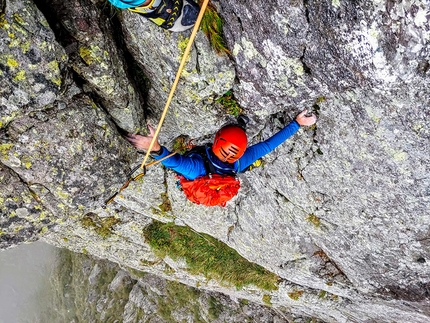 Dente di Mezzaluna, Valgerola - Alessandro Beretta assicurato da Cristian Candiotto durante la prima salita di Ghost Rider sul Dente di Mezzaluna in Valgerola (11/08/2019)