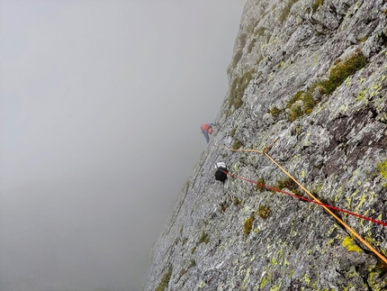 Dente di Mezzaluna, Valgerola - Alessandro Beretta assicurato da Cristian Candiotto durante la prima salita di Ghost Rider sul Dente di Mezzaluna in Valgerola (11/08/2019)