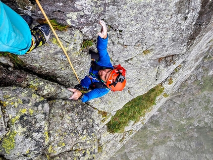 Dente di Mezzaluna, Valgerola - Alessandro Beretta assicurato da Cristian Candiotto durante la prima salita di Ghost Rider sul Dente di Mezzaluna in Valgerola (11/08/2019)