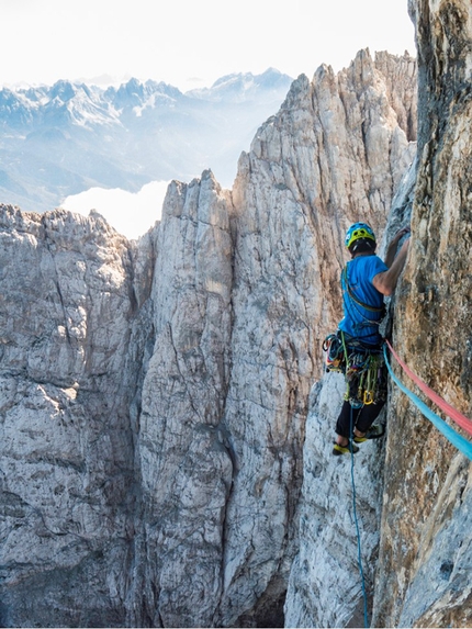 Monte Agner, Dolomiti - Agner parete NE Diretta 4 Gatti: Diego Dellai sul 5° tiro.