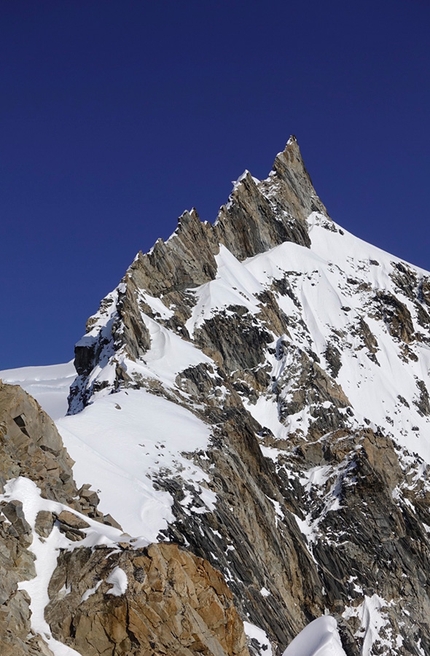 Simon Richardson, Ian Welsted - Looking up the Epaulette Ridge of Mount Waddington in Canada