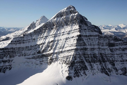 Mount Phillips Canada - The north face of Mount Phillips in Canada climbing by Simon Richardson e Ian Welsted. The North Spur takes the prominent lower rib then climbs directly through the headwall above to finish up the final part of the west ridge on the right. 