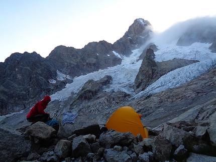 Petit Mont Greuvetta, Monte Bianco - Durante l'apertura di Lloverà y yo verè, parete ovest di Petit Mont Greuvetta, Monte Bianco (Camillo Bussolati, Matteo Castellini 2019). Questo è il luogo che Patrick Gabarrou ha dedicato al compagno di cordata di una vita Alexis Long, deceduto in val Ferret nel 1992. Qui, per opera di Patrick Gabarrou ed altri, sono state aperte sulla parete alcune vie, inoltre sono state realizzate delle terrazze dove posizionare la tenda per eventuale bivacco