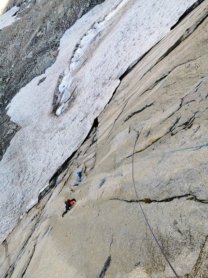 Petit Mont Greuvetta, Monte Bianco - Durante l'apertura di Lloverà y yo verè, parete ovest di Petit Mont Greuvetta, Monte Bianco (Camillo Bussolati, Matteo Castellini 2019)