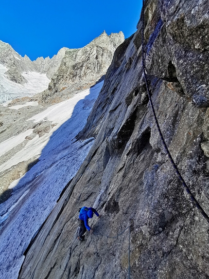 Petit Mont Greuvetta, Monte Bianco - Durante l'apertura di Lloverà y yo verè, parete ovest di Petit Mont Greuvetta, Monte Bianco (Camillo Bussolati, Matteo Castellini 2019)