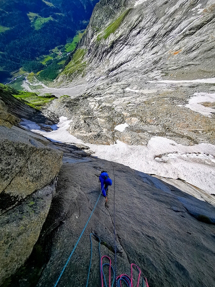 Petit Mont Greuvetta, Mont Blanc - Making the first ascent of Lloverà y yo verè, west face of Petit Mont Greuvetta, Mont Blanc (Camillo Bussolati, Matteo Castellini 2019)