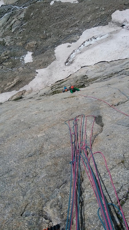 Petit Mont Greuvetta, Monte Bianco - Durante l'apertura di Lloverà y yo verè, parete ovest di Petit Mont Greuvetta, Monte Bianco (Camillo Bussolati, Matteo Castellini 2019)