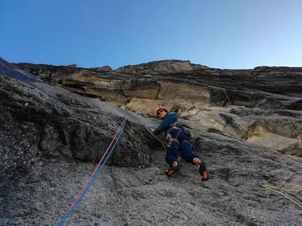 Petit Mont Greuvetta, Monte Bianco - Durante l'apertura di Lloverà y yo verè, parete ovest di Petit Mont Greuvetta, Monte Bianco (Camillo Bussolati, Matteo Castellini 2019)