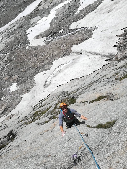 Petit Mont Greuvetta, Monte Bianco - Durante l'apertura di Lloverà y yo verè, parete ovest di Petit Mont Greuvetta, Monte Bianco (Camillo Bussolati, Matteo Castellini 2019)