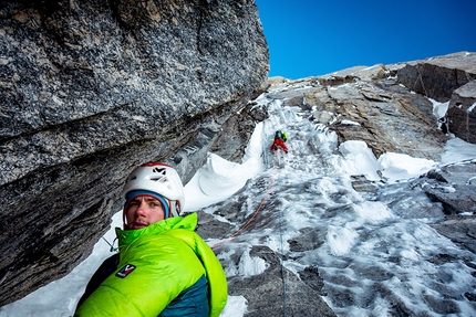 Yarkhun valley, Pakistan, Pierrick Fine, Antoine Rolle, Aurélien Vaissière, Symon Welfringer - Symon Welfringer assicura Aurélien Vaissière durante la prima salita di Risht Peak nella valle Yarkhun, Pakistan, insieme a Pierrick Fine e Antoine Rolle