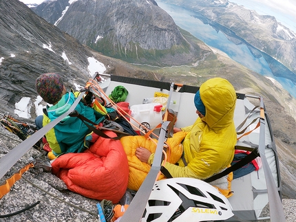 Federica Mingolla, Edoardo Saccaro, Nalumasortoq, Tasermiut Fjord, Groenlandia - Federica Mingolla e Edoardo Saccaro seduti nel portledge dopo una lunga giornata in parete durante l'apertura di La Cura sul Nalumasortoq, Tasermiut Fjord, Groenlandia (08/2019)