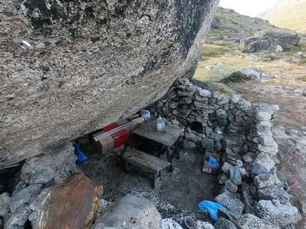 Federica Mingolla, Edoardo Saccaro, Nalumasortoq, Tasermiut Fjord, Groenlandia - 'La nostra cucina, sotto un boulder che sugli altri lati era anche la nostra palestra': Federica Mingolla e Edoardo Saccaro durante l'apertura di La Cura sul Nalumasortoq, Tasermiut Fjord, Groenlandia (08/2019)