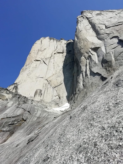 Federica Mingolla, Edoardo Saccaro, Nalumasortoq, Tasermiut Fjord, Groenlandia - La parete sud del Middle Pillar di Nalumasortoq nel Tasermiut Fjord in Groenlandia dove corre la via di Federica Mingolla e Edoardo Saccaro