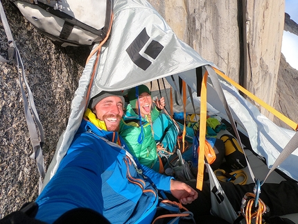 Federica Mingolla, Edoardo Saccaro, Nalumasortoq, Tasermiut Fjord, Groenlandia - Edoardo Saccaro e Federica Mingolla durante l'apertura di La Cura sul Nalumasortoq, Tasermiut Fjord, Groenlandia (08/2019)