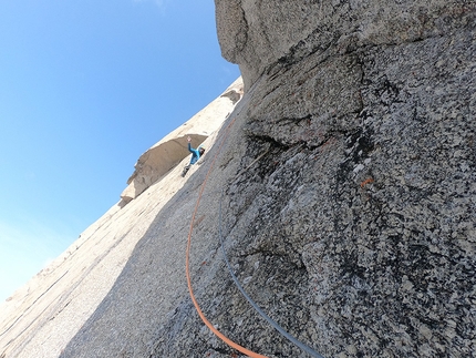 Federica Mingolla, Edoardo Saccaro, Nalumasortoq, Tasermiut Fjord, Greenland - Edoardo Saccaro establishing pitch 7 of La Cura with Federica Mingolla up Nalumasortoq, Tasermiut Fjord, Greenland (08/2019)