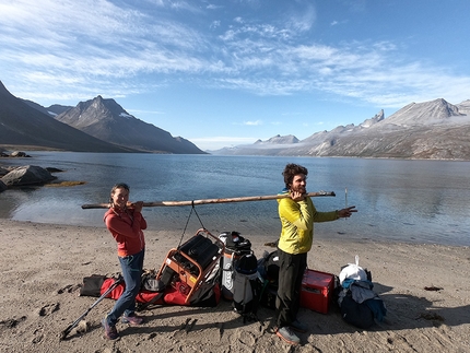 Federica Mingolla, Edoardo Saccaro, Nalumasortoq, Tasermiut Fjord, Groenlandia - Federica Mingolla e Edoardo Saccaro trasportando il generatore per diversi metri al loro campo base al Nalumasortoq, Tasermiut Fjord, Groenlandia (08/2019)