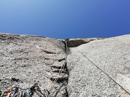 Federica Mingolla, Edoardo Saccaro, Nalumasortoq, Tasermiut Fjord, Greenland - Edoardo Saccaro establishing one of the upper pitches of Cura on Nalumasortoq, Tasermiut Fjord, Greenland (08/2019)