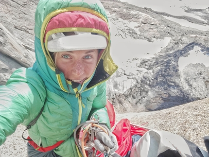 Federica Mingolla, Edoardo Saccaro, Nalumasortoq, Tasermiut Fjord, Groenlandia - Federica Mingolla che freddooooo!! In sosta si gelava sempre, spesso il sacco da bivacco era l'unica soluzione per resistere