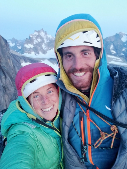 Federica Mingolla, Edoardo Saccaro, Nalumasortoq, Tasermiut Fjord, Groenlandia - Federica Mingolla e Edoardo Saccaro, selfie di vetta durante l'apertura di La Cura sul Nalumasortoq, Tasermiut Fjord, Groenlandia. 'La sera alle 11 eravamo in cima con un bel tramonto'