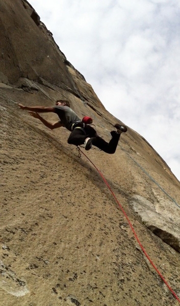 Mescalito, El Capitan - Kevin Jorgeson sull'enorme lancio sul 16° tiro di Mescalito, El Capitan, Yosemite