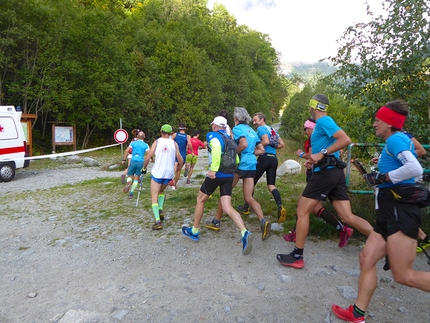 Val Grande in Verticale 2019 - Val Grande in Verticale 2019: la prima curva della corsa in montagna